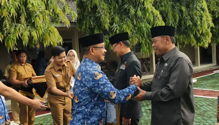 Pemimpin-Teladan,-Eman-Suherman-Berbagi-Dengan-Ikhlas