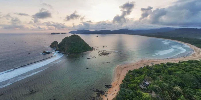 Pantai-Pulau-Merah,-Surga-Tersembunyi-Di-Ujung-Jawa-Timur