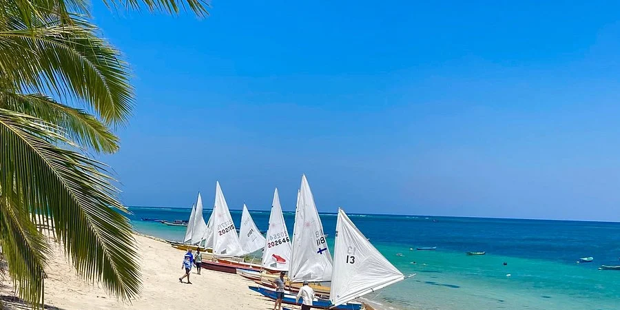 Keindahan-Alam-dan-Ombak-Spektakuler-Pantai-Nemberala-di-Pulau-Rote!