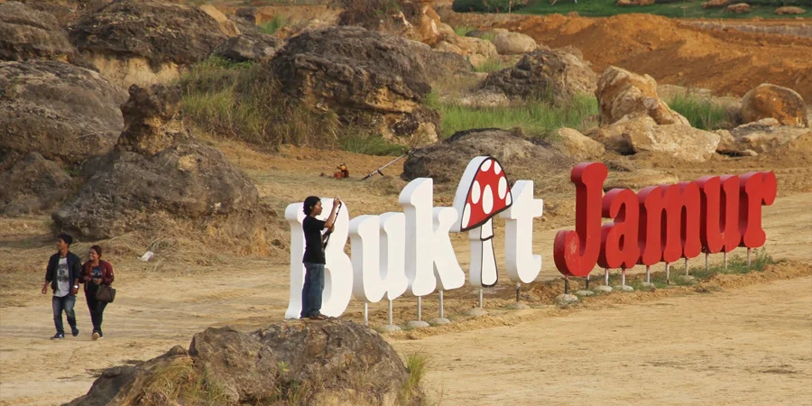 Menjelajahi-Pesona-Bukit-Jamur,-Wisata-Bebatuan-yang-Memukau-di-Kota-Gresik
