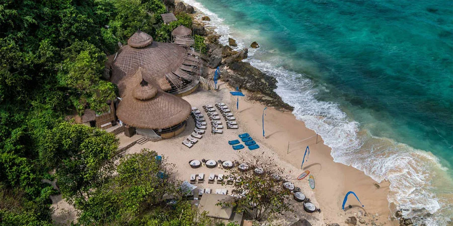 Pantai Karma Kandara, Tempat Santai yang Wajib Kamu Kunjungi di Bali