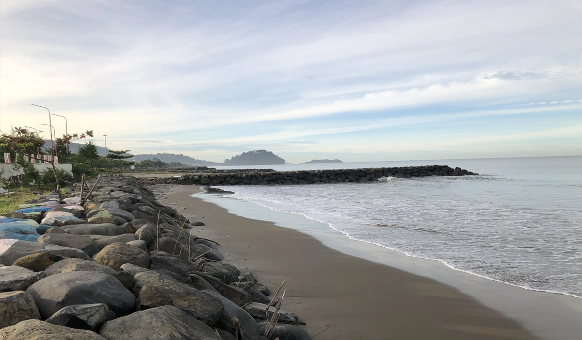 Keindahan-Pantai-Purus-yang-Membuat-Hati-Tenang