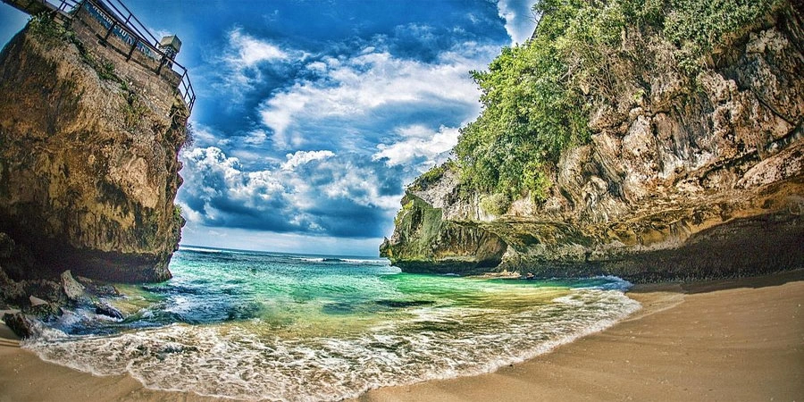 Pantai Suluban Surga Tersembunyi di Uluwatu yang Wajib Dikunjungi