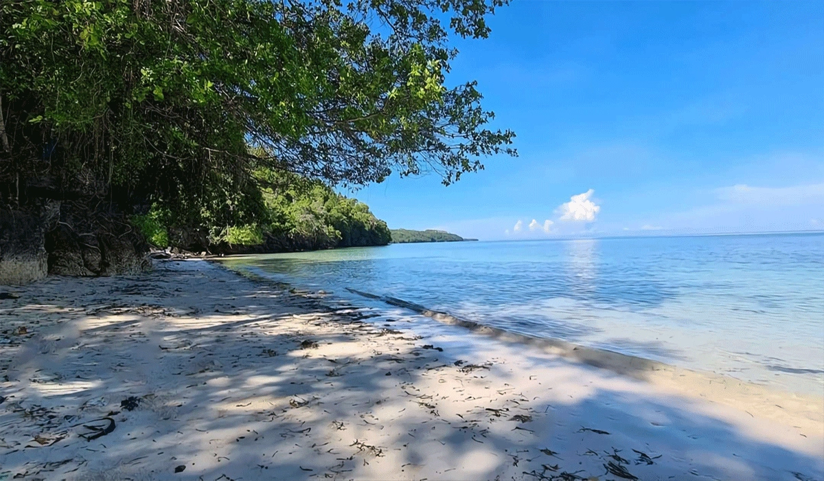 Keindahan Alam Pantai Boneoge Pasir Putih dan Laut