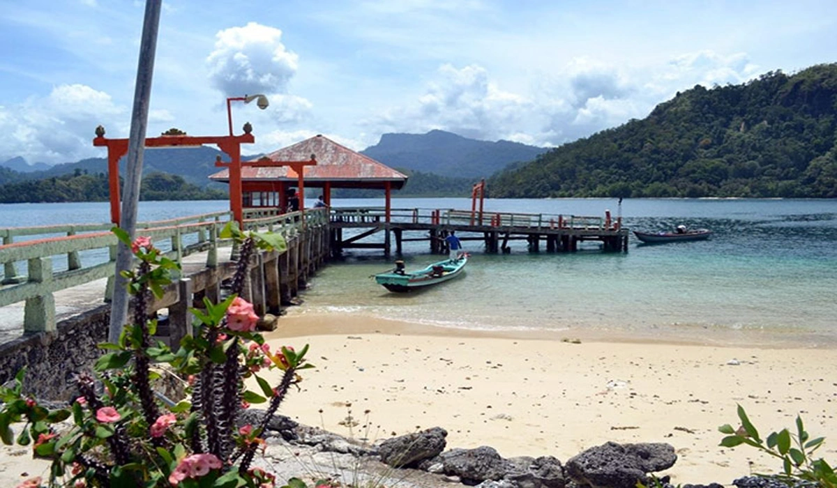 Fasilitas dan Akomodasi di Pantai Sikuai