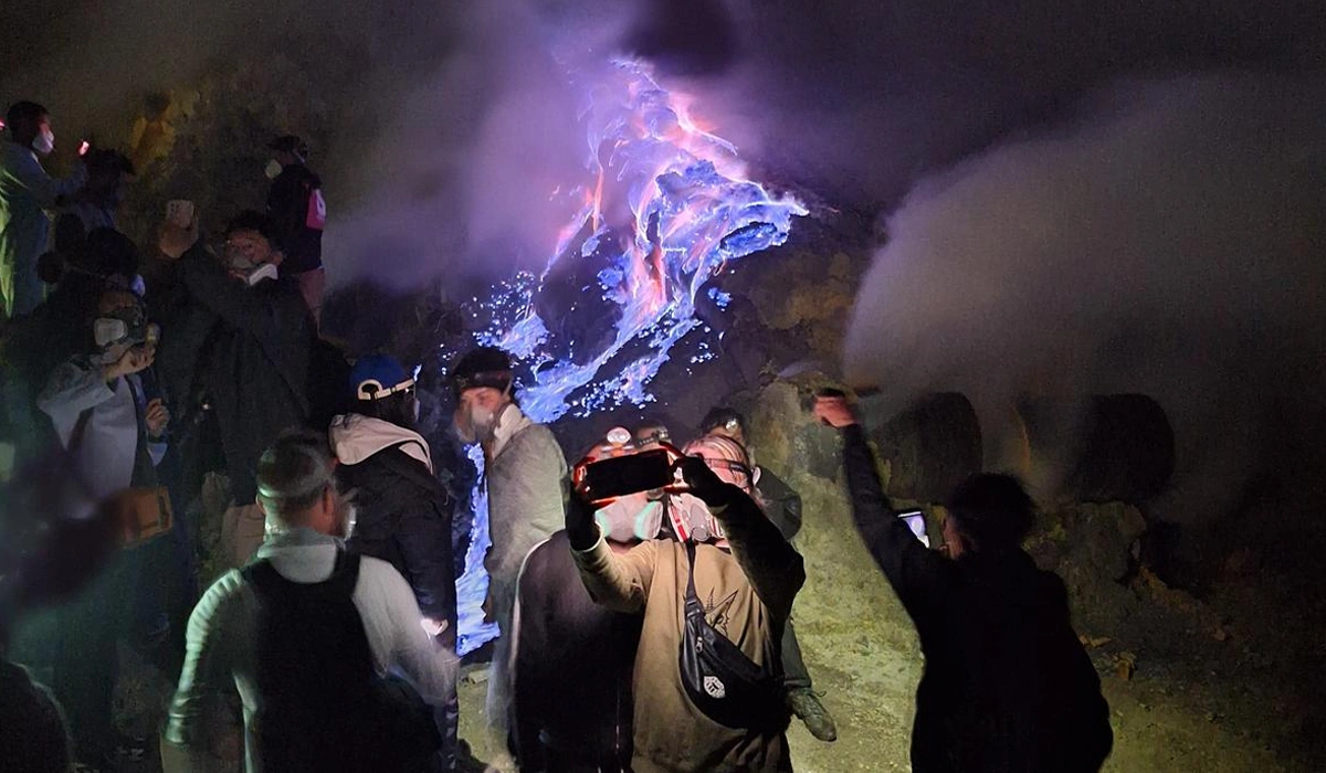 Blue-Fire-Kawah-Ijen,-Pesona-Malam-yang-Tiada-Duanya