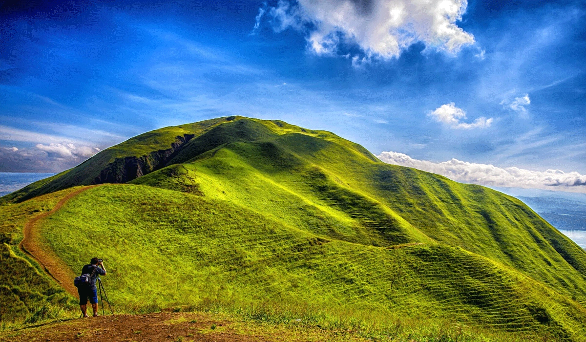 Bukit-Holbung-Samosir,-Destinasi-Spot-Foto-Alam-yang-Memukau