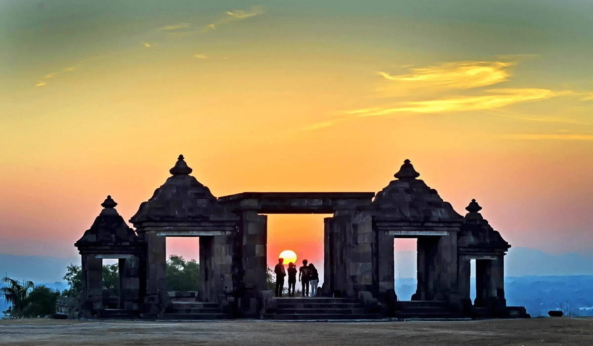 Candi-Ratu-Boko,-Destinasi-Wisata-Sejarah-dan-Sunset-Spektakuler (1)