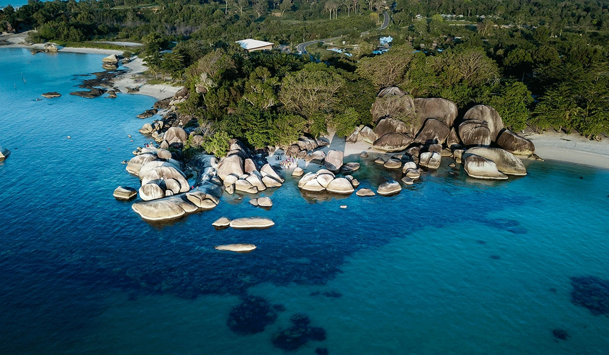 Pesona-Pantai-Tanjung-Tinggi,-Surga-Batu-Granit-dan-Pasir-Putih