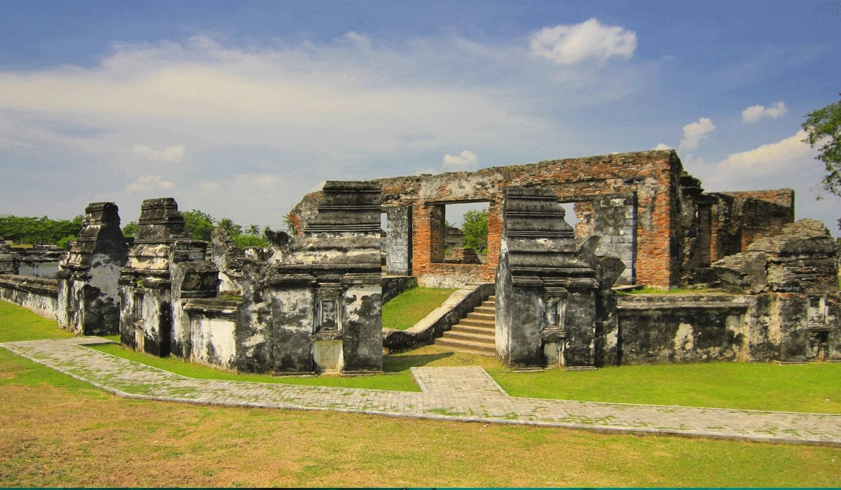 Wisata Sejarah Keraton Surosowan: Jejak Kejayaan Banten Yang Terlupakan