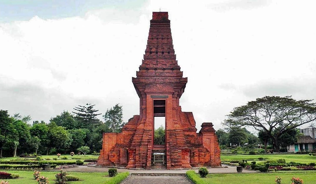 Menelusuri-Sejarah-dan-Keindahan-Arsitektur-Candi-Bajang-Ratu