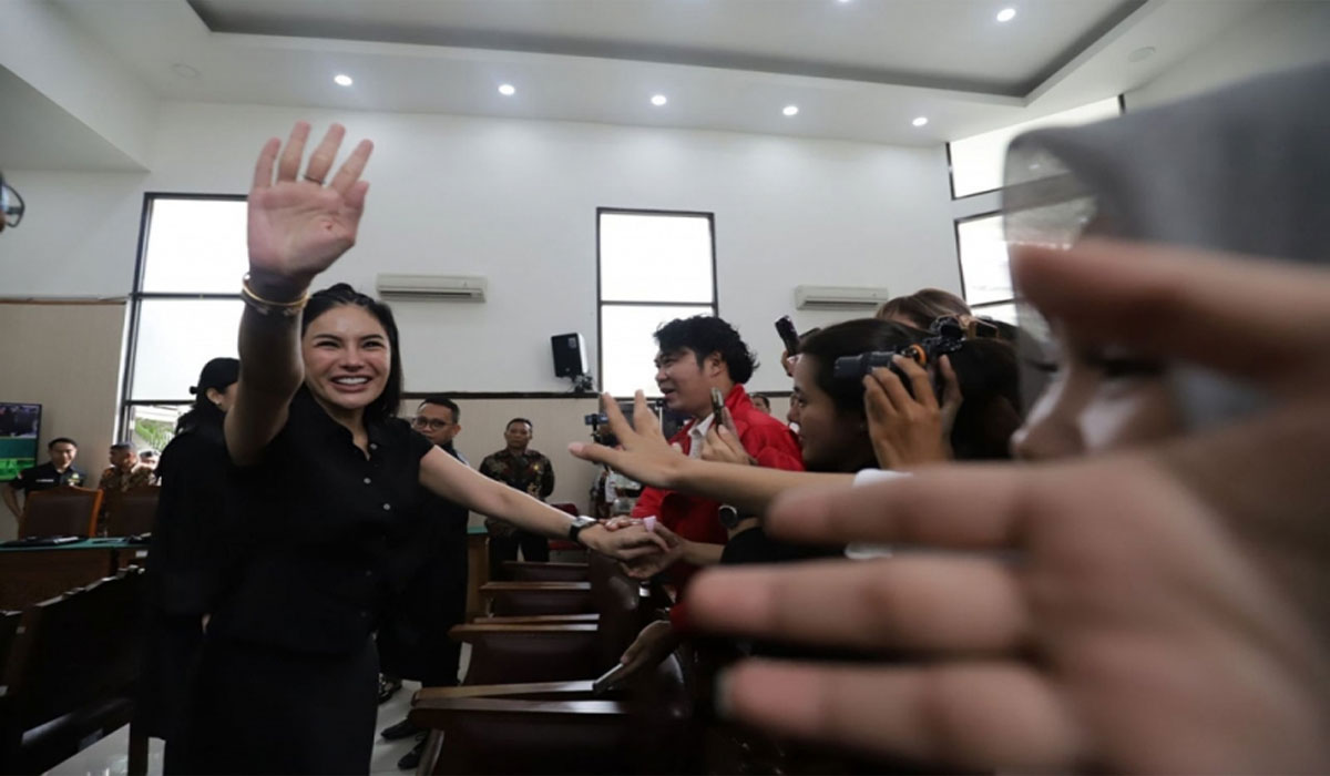 Kabar mengejutkan kembali datang dari dunia hiburan Tanah Air setelah nama Nikita Mirzani dilaporkan menjalani pemeriksaan oleh pihak kepolisian. Kabar mengejutkan kembali datang dari dunia hiburan Tanah Air setelah nama Nikita Mirzani dilaporkan menjalani pemeriksaan oleh pihak kepolisian.